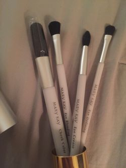Mary Kay blush and eyeshadow brushes