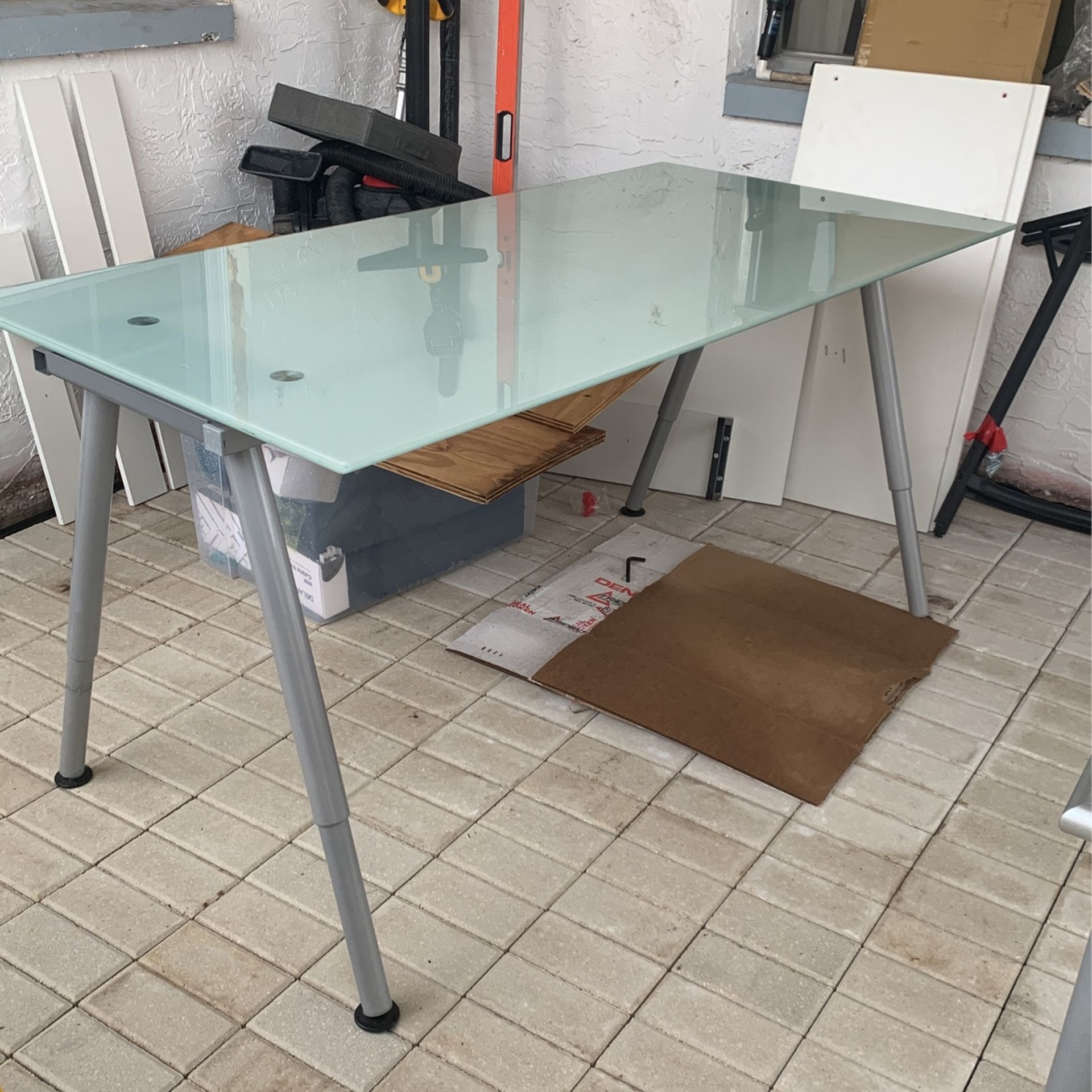 GALANT Desk - glass, A-shaped leg, chrome