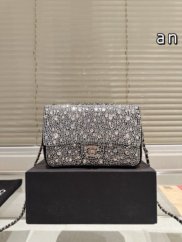 Women's diamond pattern shoulder bag
