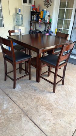 Dining table and 4 Chairs
