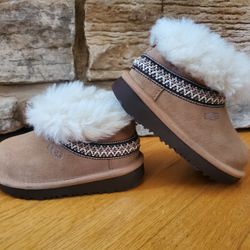 UGG Classic Mini Crescent Boots Little Kids US Size 7 Chestnut Color NEW 