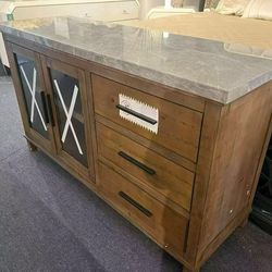 Sideboard，$580