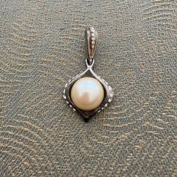 Richelieu Vintage Statement Necklace Pendant Gold Tone Faux Pearl 1.8” In good condition