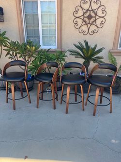 4 matching bar stools