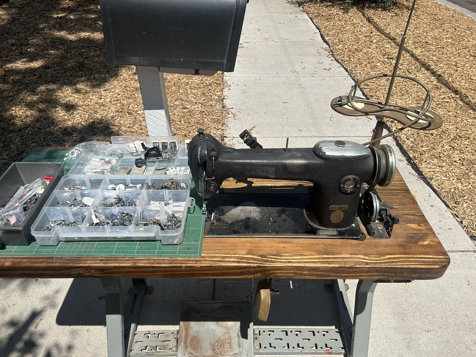 Singer 241c VINTAGE SINGER 241-13 HIGH SPEED SEWING MACHINE W/ TABLE, MOTOR, AND ...