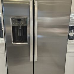 GE Refrigerator Perfect Shape Inside & Out