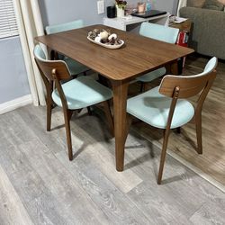 BEAUTIFUL TABLE 4 CHAIRS EXCELLENT CONDITION