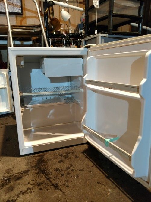 Haier HSP03WNAWW, 2.7 Cu. Ft. Compact Refrigerator for Sale in Denver
