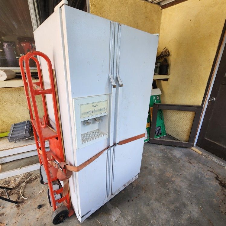 Refrigerator. Works