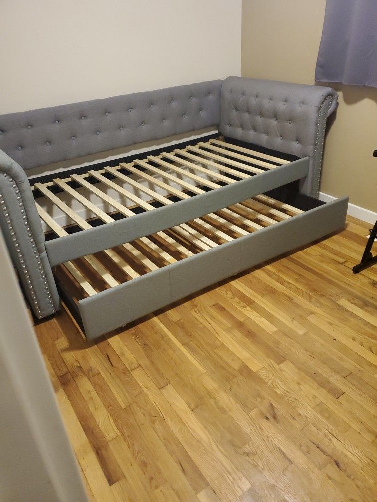 Twin Daybed With Twin Trundle Gray Tufted Fabric for Sale in Kent, WA