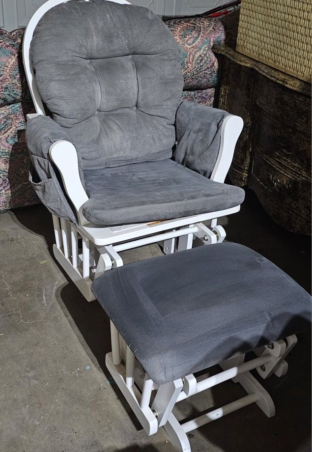 Wooden rocking chair with pouf in perfect condition!