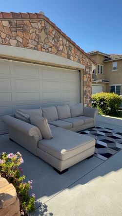 Delivery Available! Beautiful Sectional Couch w chaise