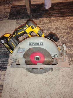 Brushless DeWalt saw with battery