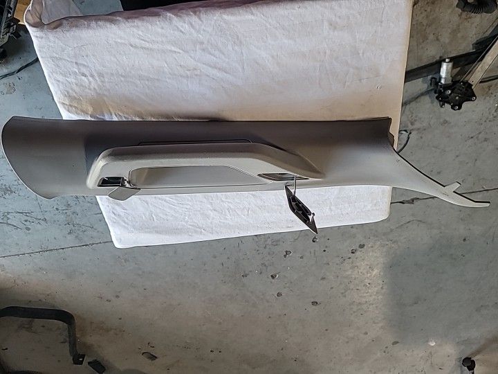 14-19 Chevy Silverado 1500 Doble  Cab Right Windshield A Pillar Cover 