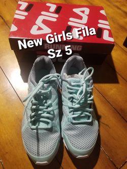 New Girls Sz 5 Fila athletic shoes tennis mont & gray