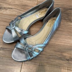 Like New! Ladies Silver Flats Size 7.5