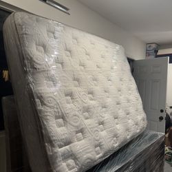 Revive Full Size Memory Foam Mattress – Like New