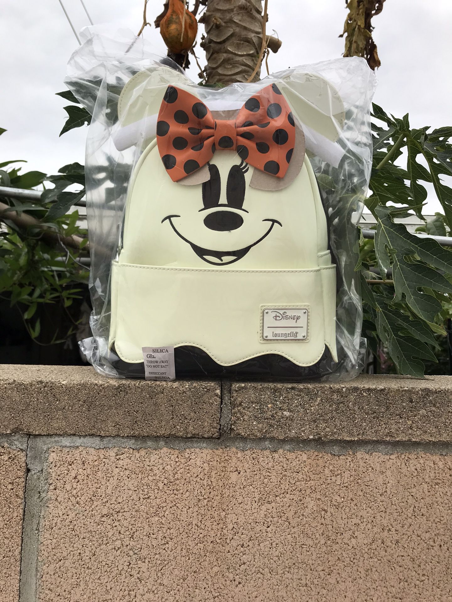 DISNEY LOUNGEFLY MINNIE MOUSE GHOST MINNIE GLOW IN THE DARK MINI BACKPACK 