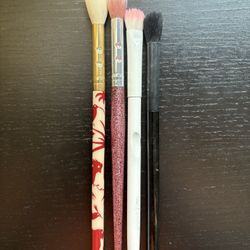 Set of 4 Makeup Brushes