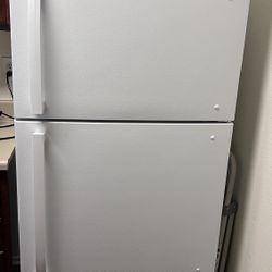 Insignia 18 c.u. White Top Freezer Refrigerator 