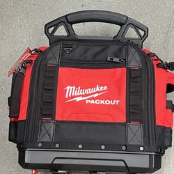 Milwaukees PACKOUT 15 in. Structured Tool Bag 48-22-8316