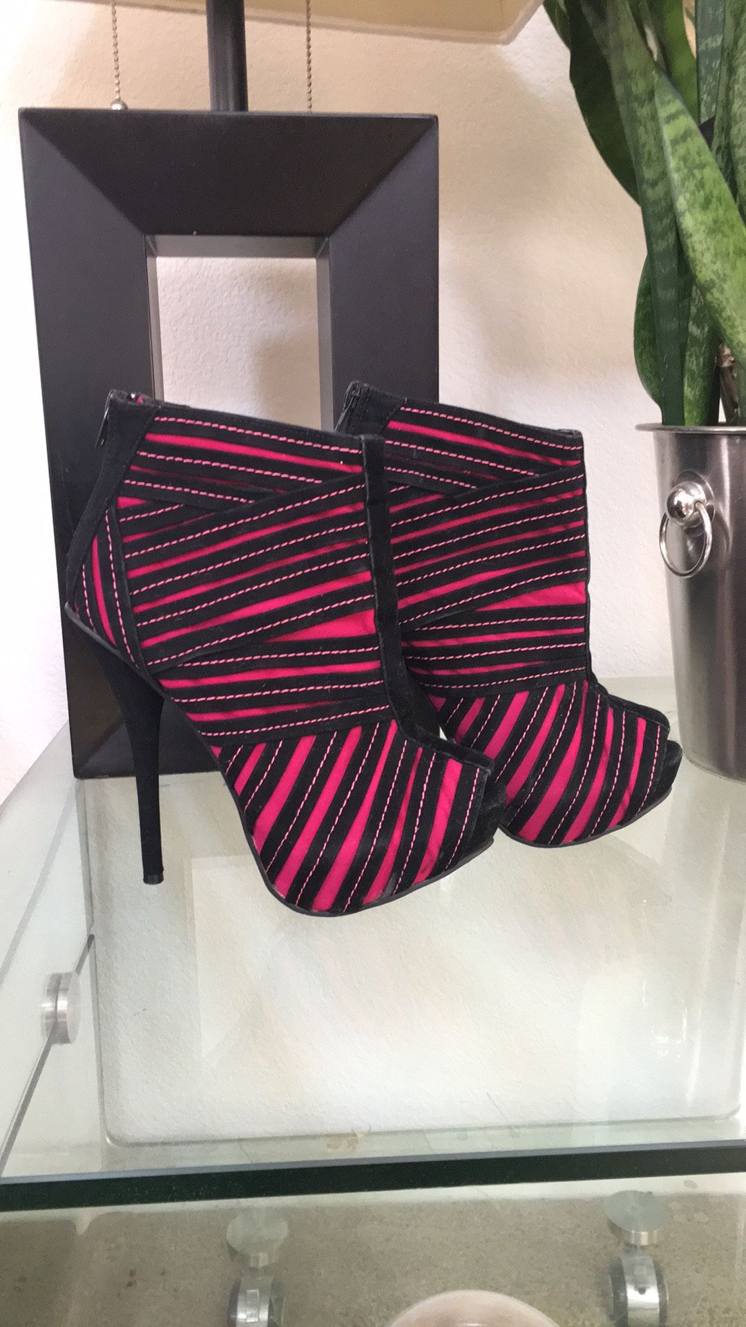 STYLUXE-Sexy hot pink and black zip up mini boots! Like new!