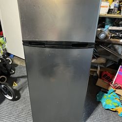 Montgomery Refrigerator 