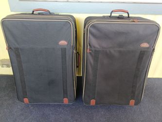2 Large Samsonite suitcases.
31"H x 21"L x 11" W.