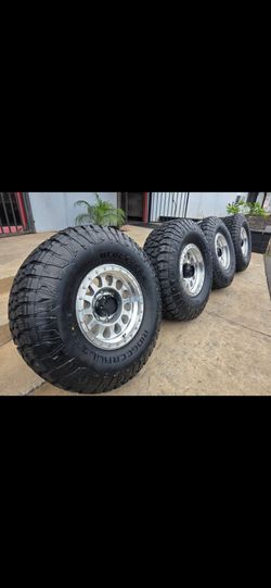 17" METHOD rims w/ 37" Ridgecrawler RT tires