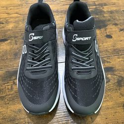 Boys Skechers gym shoe size 6Y brand new