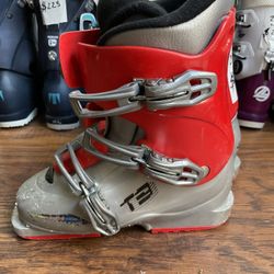22.5 kids 4/4.5 Salomon T3 ski boots 