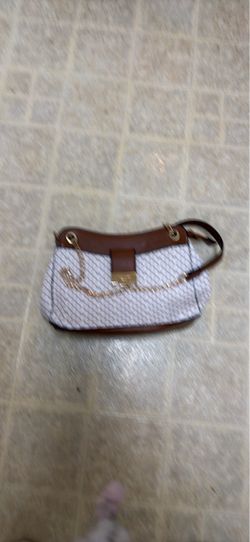 Handbag with gold chain