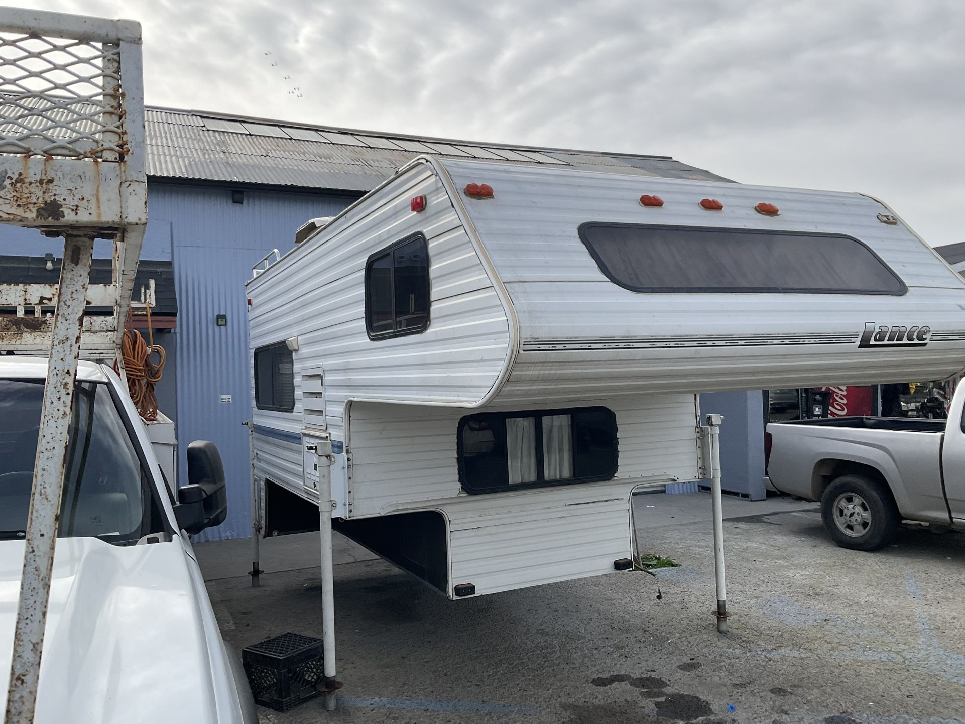 Lance Squire 4000 9’4’’ Overcab Camper