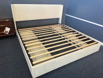 eking Velvet bed frame，$100