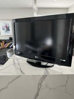 TV 32” LCD With Base