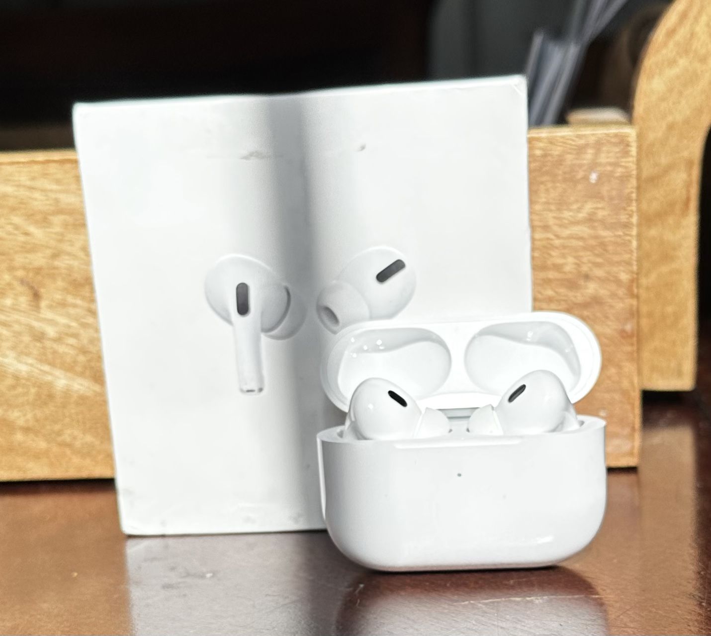 White Wireless Earbuds 