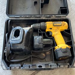 DeWalt DW926 9.6 Volt Cordless Drill Driver , Charger DW9118, Case DEAD battery