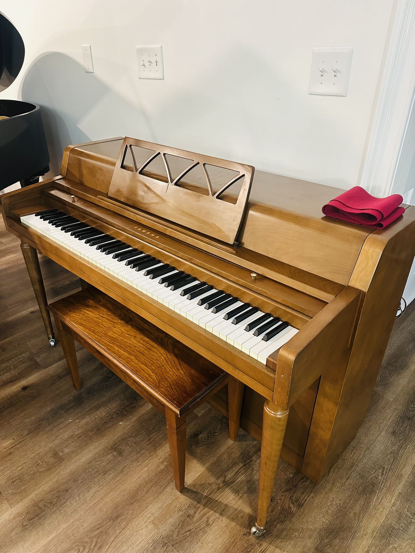 Yamaha Studio Piano-450$