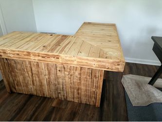 L shaped desk looking to sell