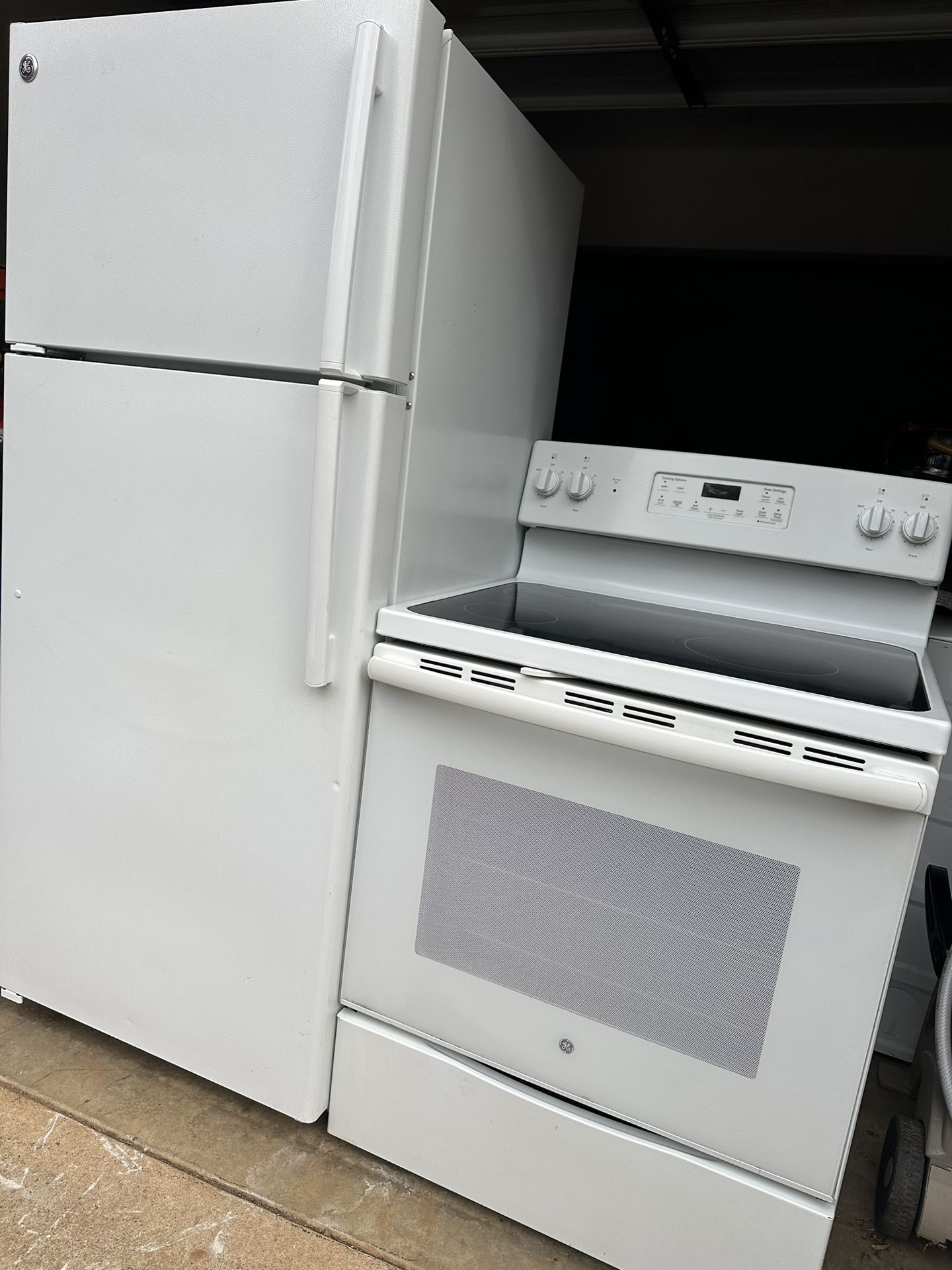 GE REFRIGERATOR AND STOVE COMBO($550)