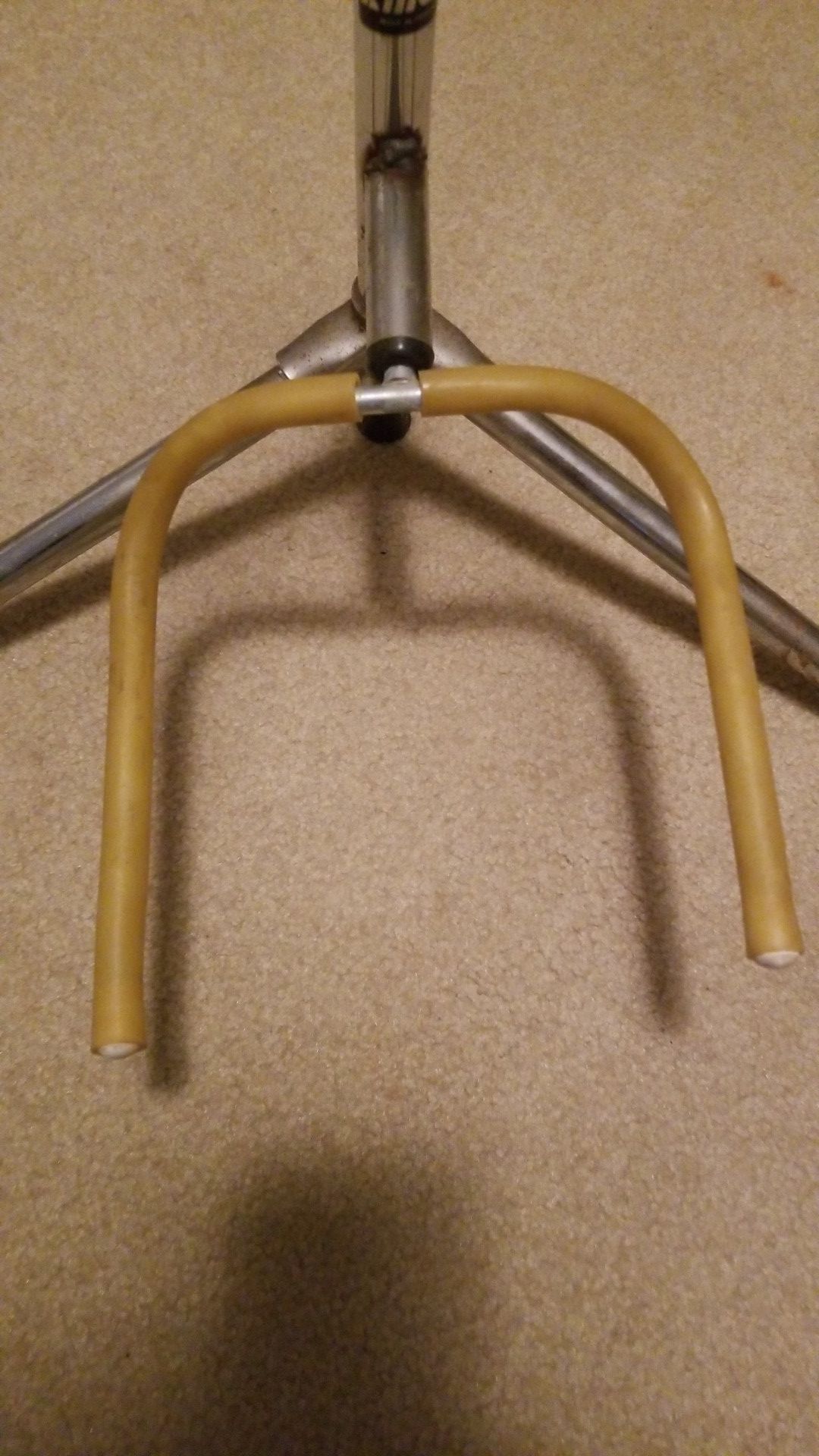 Saxophone stand