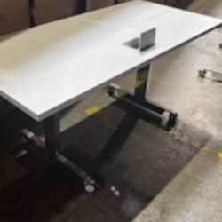 DEAL DEAL DEAL... 5.5foot STYLISDESK .... CHEAP CHEAP 