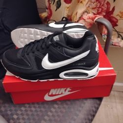10.5 NIKE AIR MAX COMMANDS NEVER WORN!!