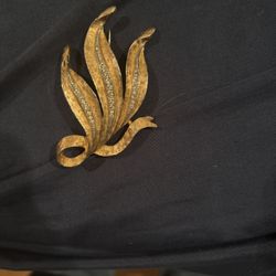 vintage Crown Trifari gold-tone leaf brooch