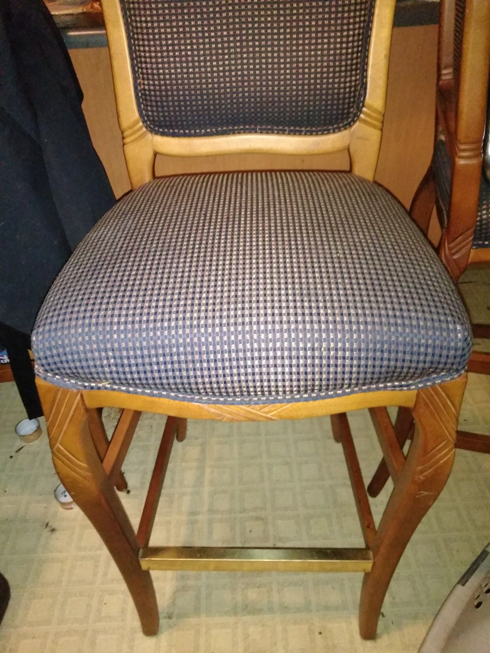 3 high end wood, matching bar stools, ecellant condition