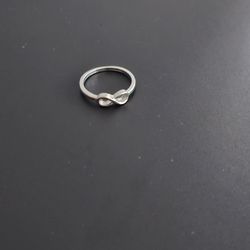 LADIES SIZE 6 INFINITY BAND SILVER RING 