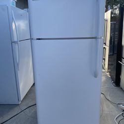 Whirlpool beautiful white refrigerator looks like new  everything works perfectly first come first served 