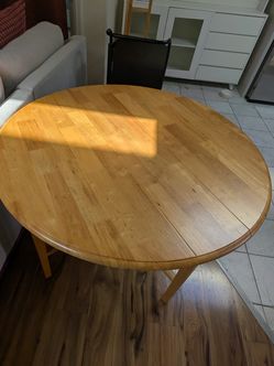 Drop leaf dining table