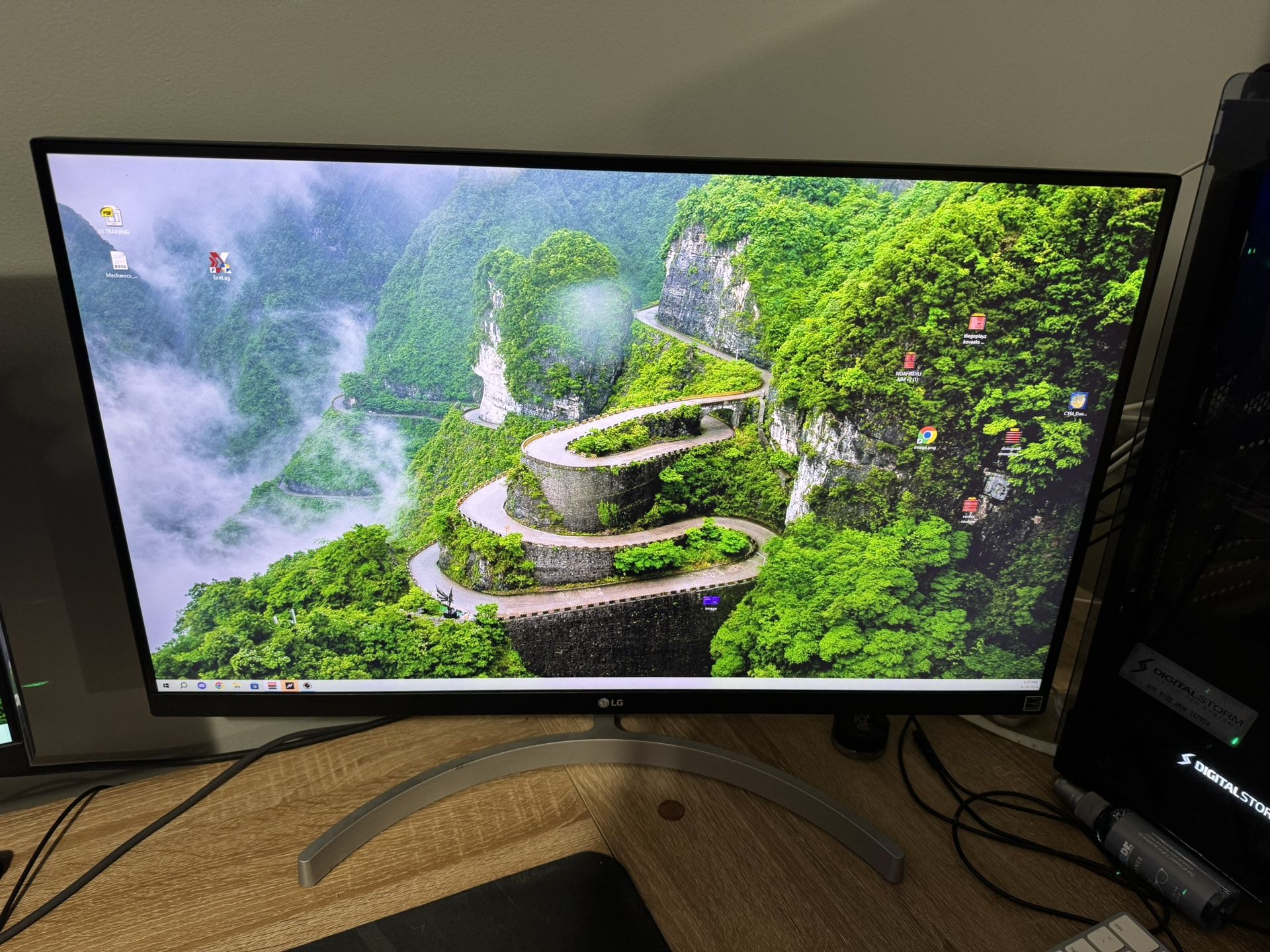 LG UHD 4K 27” Monitor 2160p