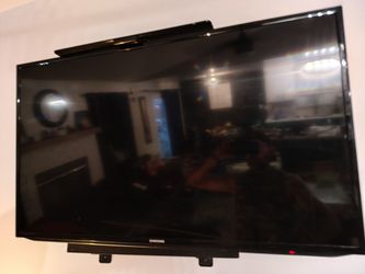 48 inch Samsung with wall mount turns up blown left right and pulls out with anyenna
